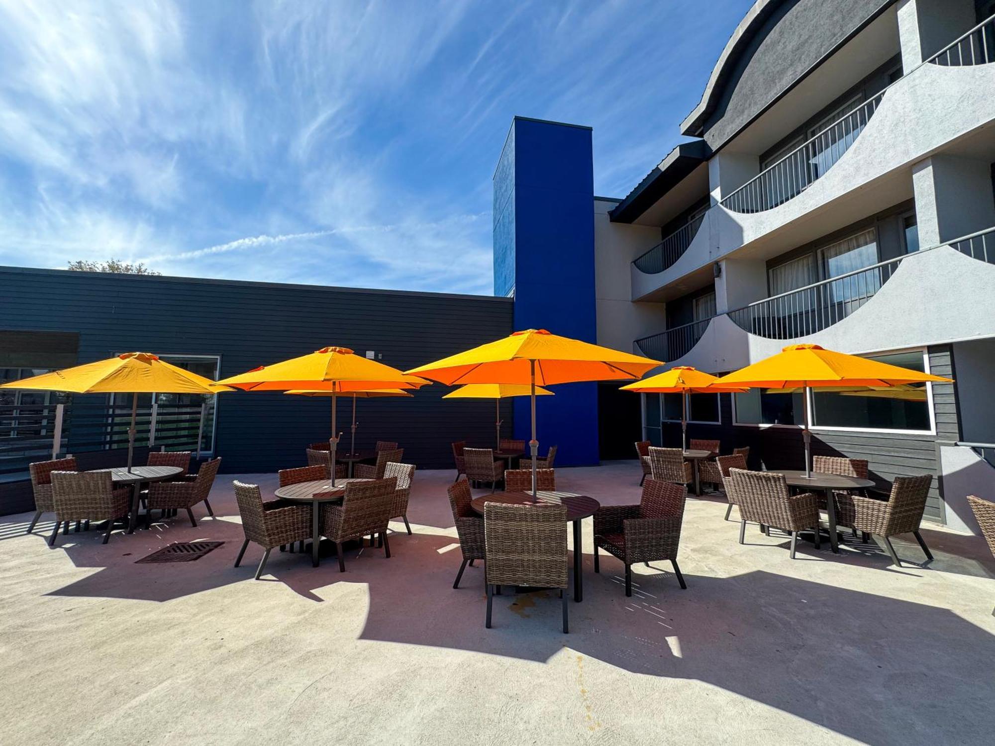 Comfort Suites Kingston Central Exterior photo